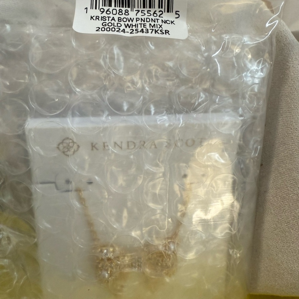 🎀 Kendra Scott Krista GOLD Bow Necklace - Picture 3 of 3